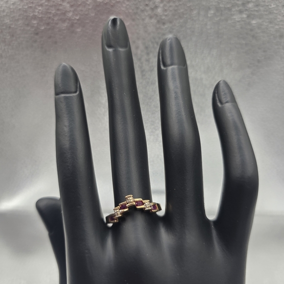 Elegant Gold and Ruby Women's Ring - Picture 1 of 3